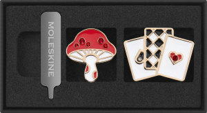 Przypinki MOLESKINE 2026 Alice in Wonderland, Mushroom + Cards